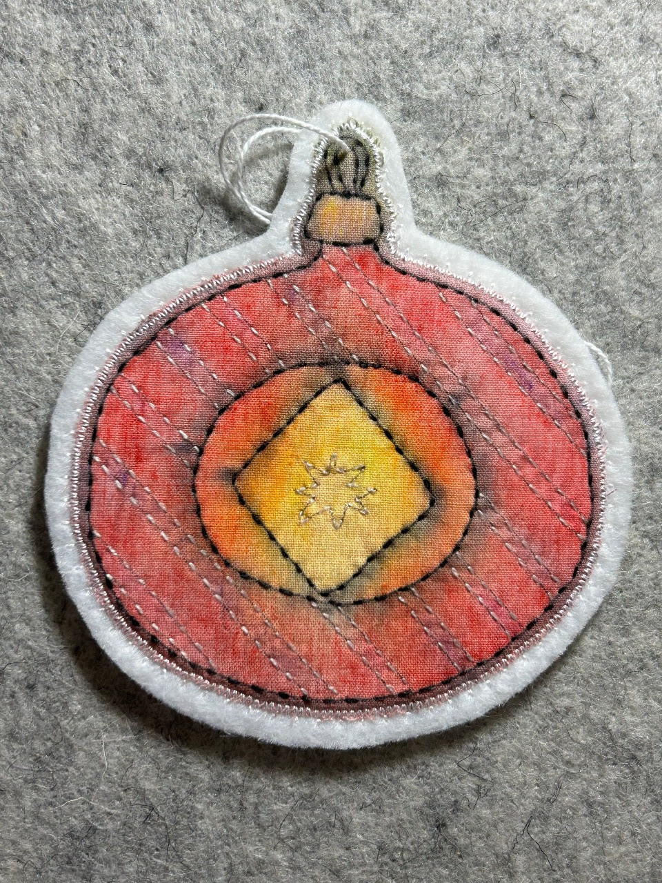 Bilde av julekule fra nettkurset Julekuler. Julekulen er malt og brodert